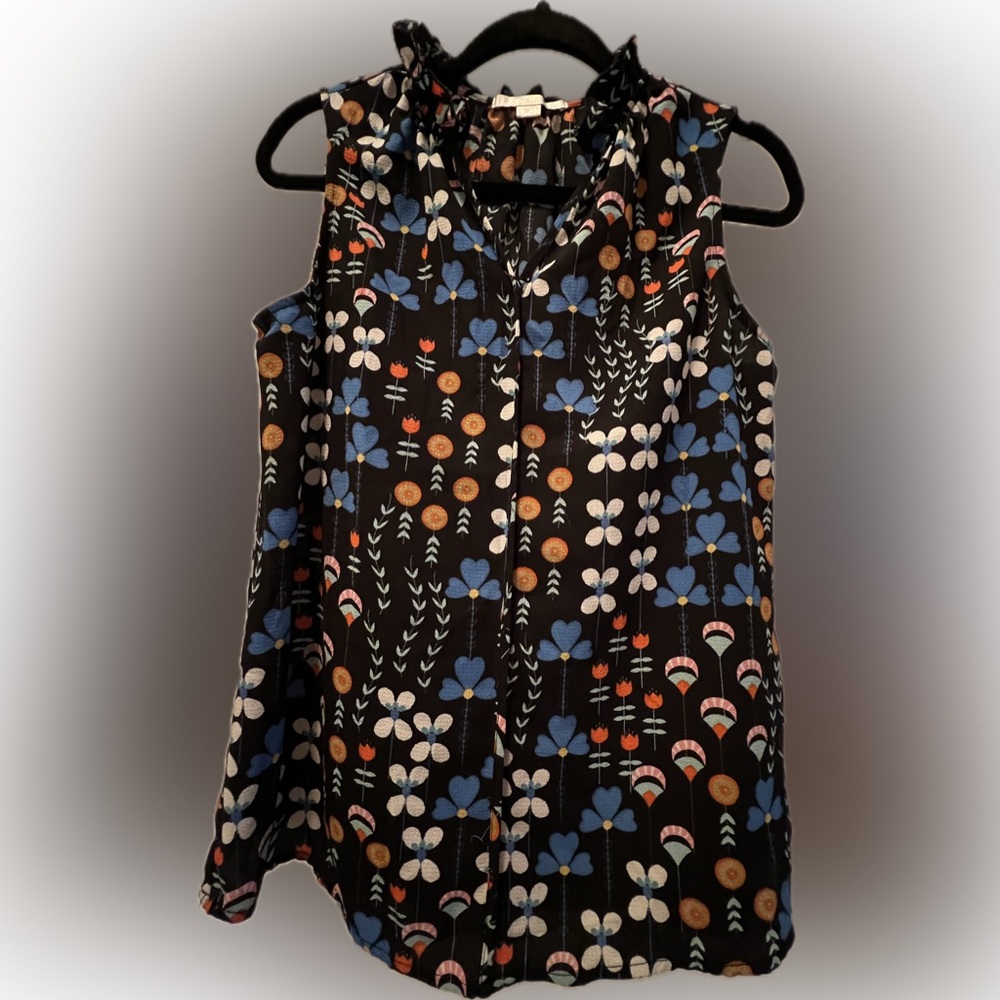 C & E ruffled v-neck blouse. Vintage-inspired print. Unique pattern. Size S.